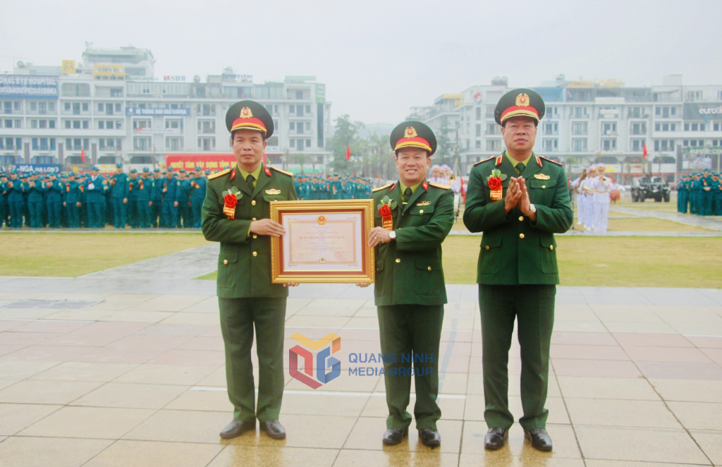 Thừa ủy quyền của Chủ tịch nước, Thiếu tướng Lê Văn Long, Phó Tư lệnh Quân khu 3 đã trao tặng Huân chương Bảo vệ Tổ quốc Hạng Ba cho Bộ Chỉ huy Quân sự tỉnh.