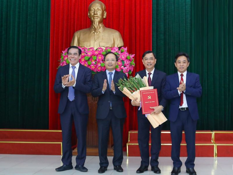 Thường trực Tỉnh ủy Hà Tĩnh trao quyết định và tặng hoa chúc mừng tân Bí thư Thành ủy Trần Việt Hà.