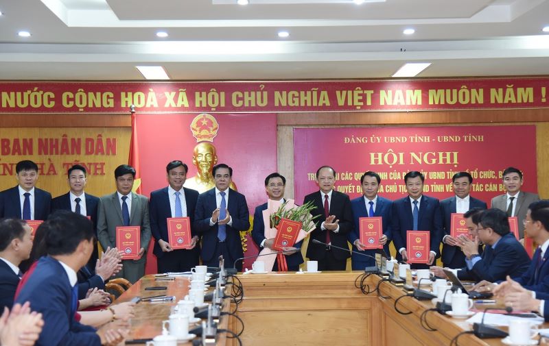 Lãnh đạo UBND tỉnh Hà Tĩnh trao quyết định bổ nhiệm Giám đốc, Phó giám đốc Sở Nông nghiệp và Môi trường. Lãnh đạo UBND tỉnh Hà Tĩnh trao quyết định bổ nhiệm Giám đốc, Phó giám đốc Sở Nông nghiệp và Môi trường.