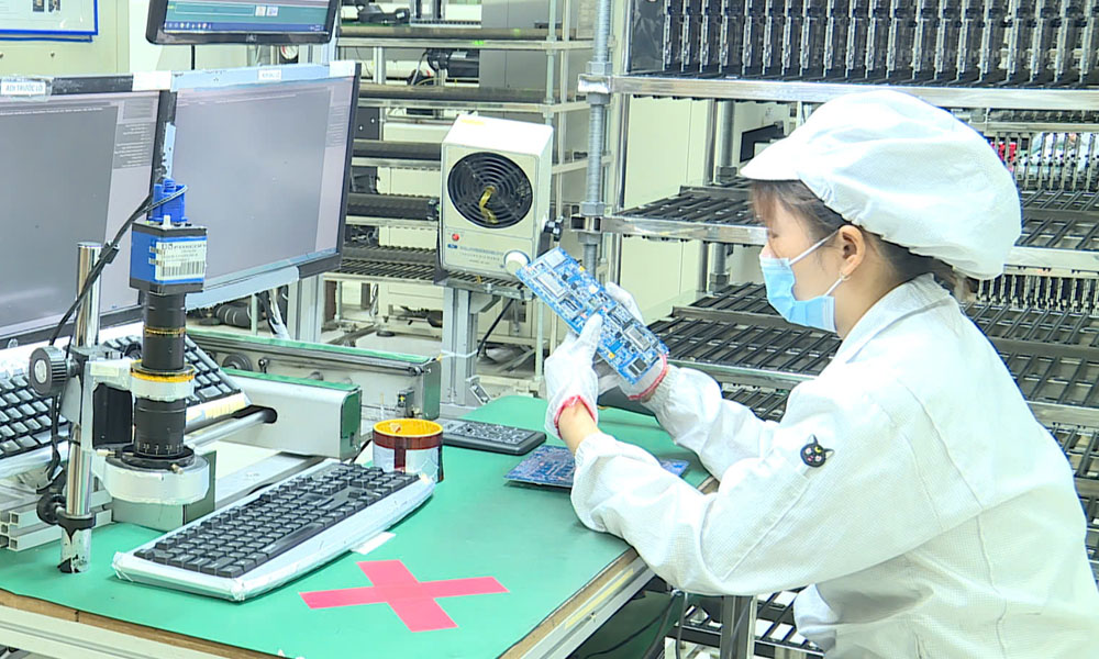 Công nhân làm việc tại Công ty trách nhiệm hữu hạn Fuhong precision component (Khu công nghiệp Đình Trám).