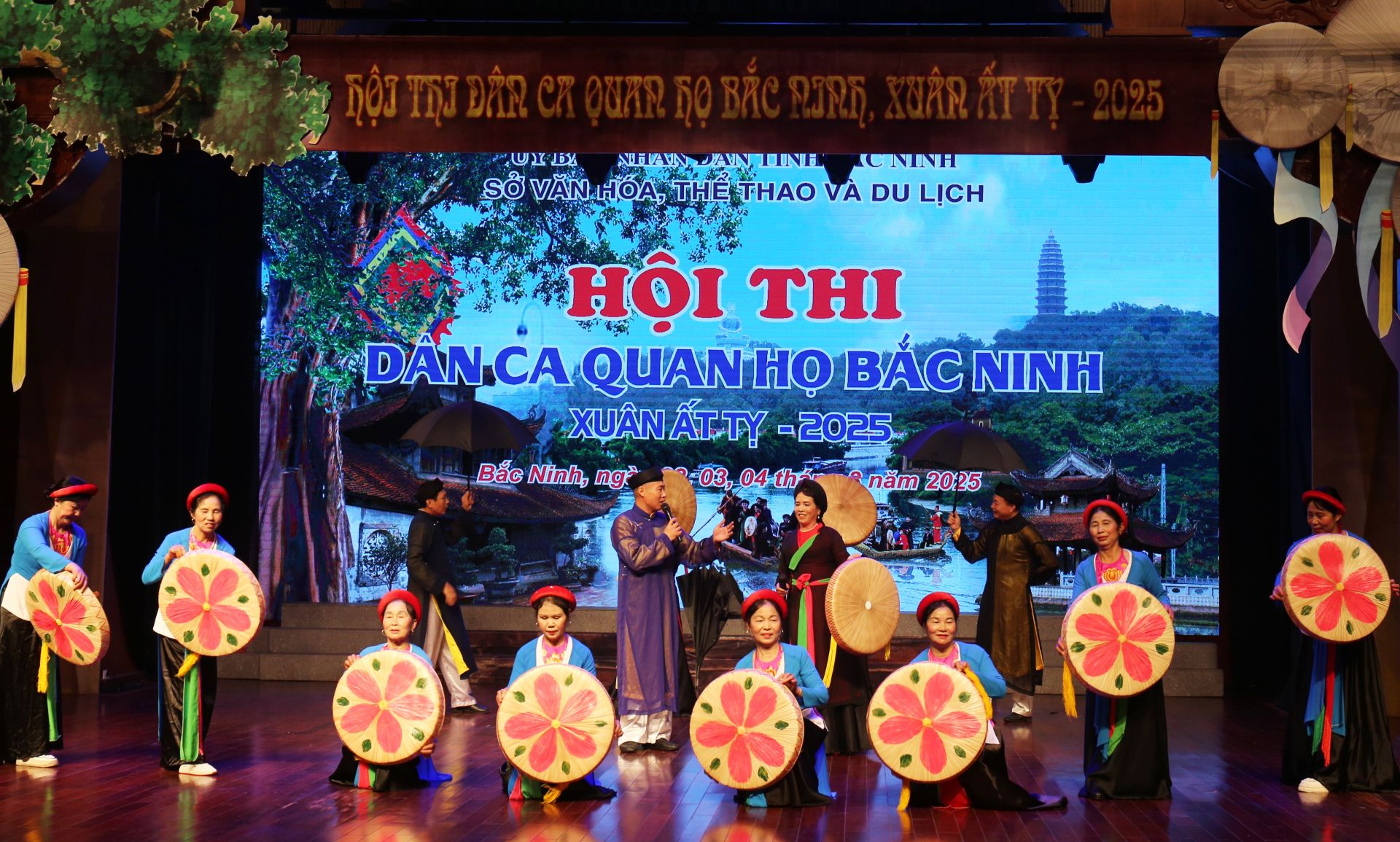 Phần thi sân khấu ca nhạc Quan họ của Đoàn nghệ thuật quần chúng huyện Gia Bình.