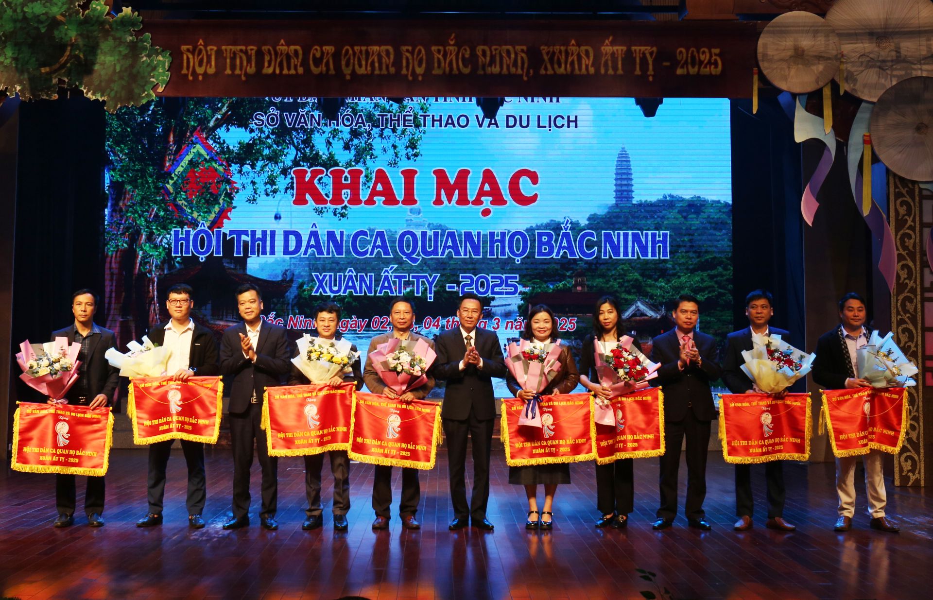 Các đồng chí lãnh đạo Sở Văn hóa, Thể thao và Du lịch trao Cờ lưu niệm cho các đơn vị tham gia Hội thi.