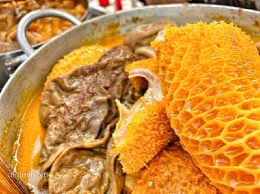 Phá lấu ở Sài Gòn được chế biến từ nhiều loại nội tạng động vật như thịt bò, thịt gà, thịt vịt kết hợp với các loại củ như cà rốt, khoai tây, su hào