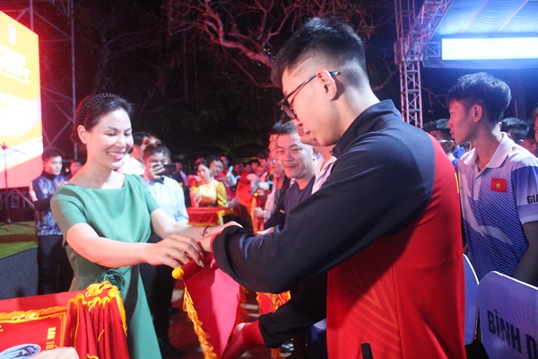 Bà Từ Lê Na, Trưởng bộ môn Muay, Tổng cục TDTT Trao cờ lưu niệm cho các đơn vị