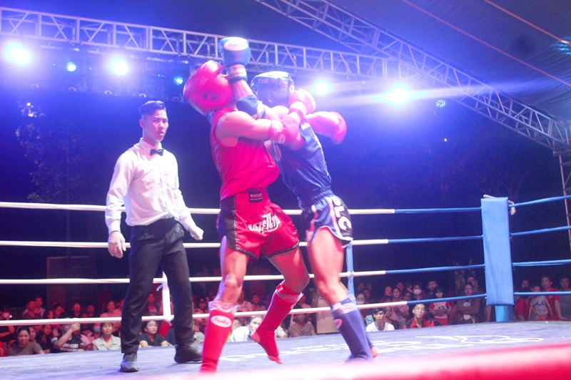 Trận đấu kịch tính của 2 võ sĩ đến từ Quảng Ninh (đỏ) và Khánh Hòa (xanh)