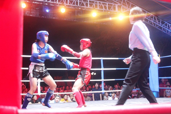 Nữ võ sĩ đến từ Lạng Sơn (áo đỏ) nhanh chóng giành chiến thắng trước nữ võ sĩ đến từ Quảng Ninh ngay trong hiệp 1 trận đấu