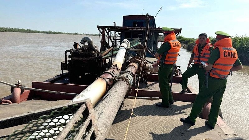 Lực lượng chức năng Nam Định tăng cường kiểm tra hoạt động khai thác cát trên địa bàn