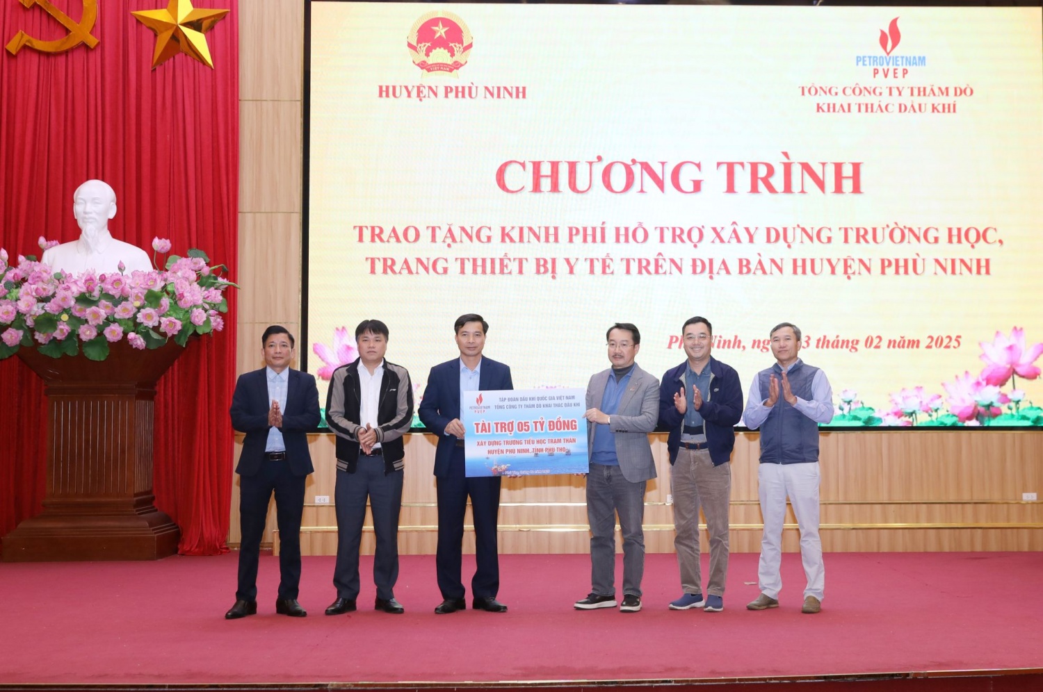 Lãnh đạo PVEP trao tài trợ cho Trung tâm Y tế huyện Phù Ninh và Trường Tiểu học xã Trạm Thản Lãnh đạo PVEP trao tài trợ cho Trung tâm Y tế huyện Phù Ninh và Trường Tiểu học xã Trạm Thản