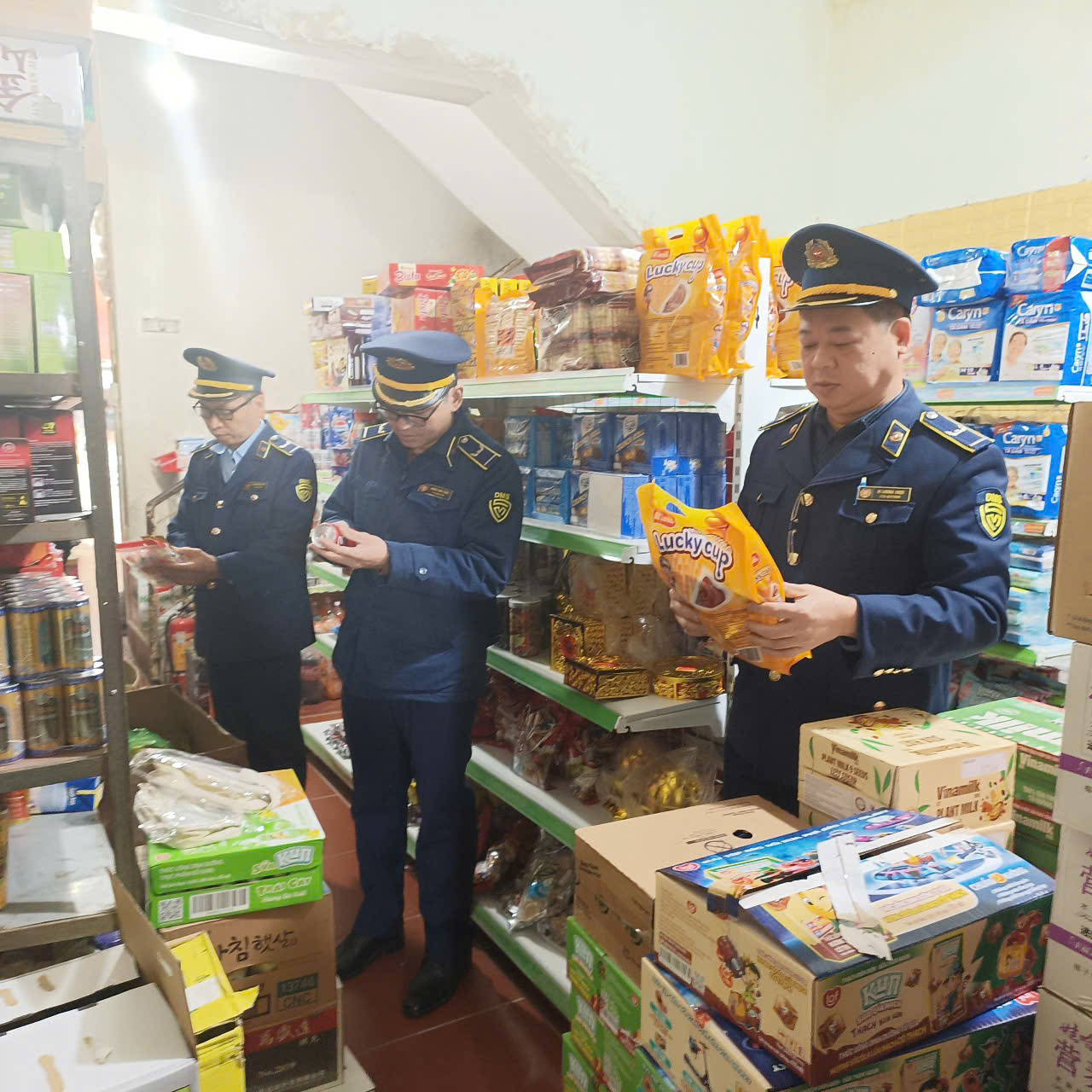 Lực lượng quản lý thị trường Lạng Sơn tăng cường kiểm tra hàng hóa Lực lượng quản lý thị trường Lạng Sơn tăng cường kiểm tra hàng hóa