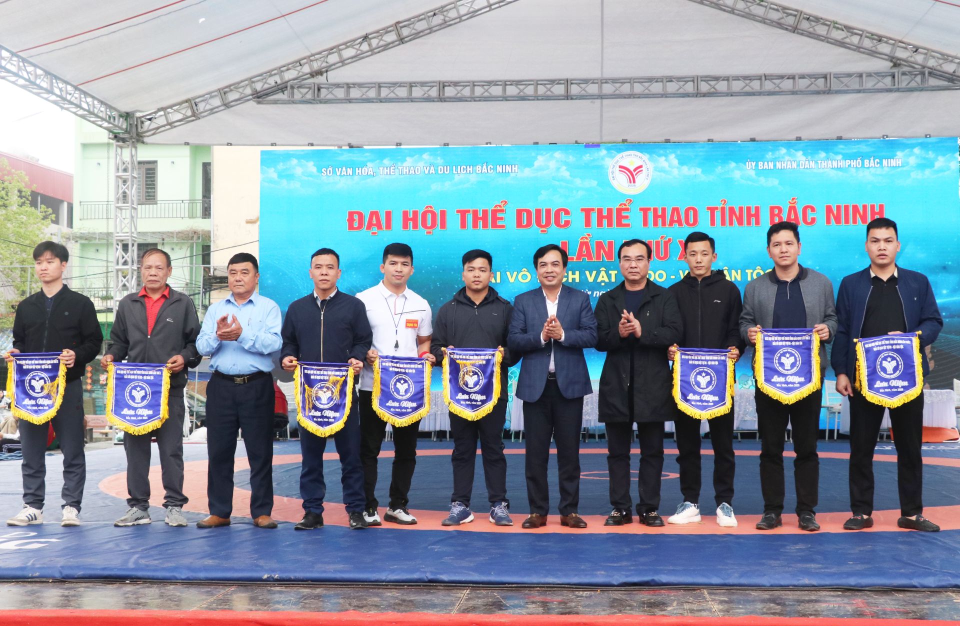 Ban Tổ chức trao Cờ lưu niệm cho c&aacute;c đo&agrave;n VĐV tham dự Giải.