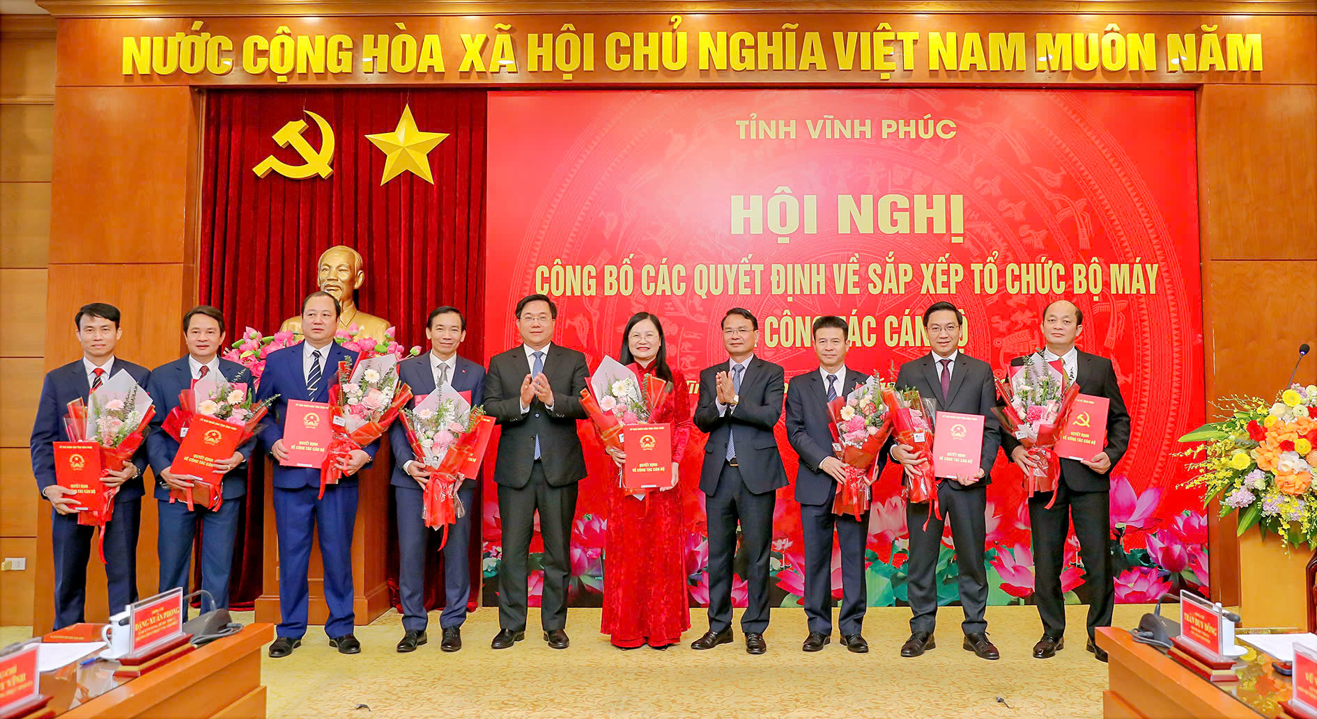 Lãnh đạo tỉnh Vĩnh Phúc trao Quyết định và tặng hoa chúc mừng tân Giám đốc các Sở, ngành Lãnh đạo tỉnh Vĩnh Phúc trao Quyết định và tặng hoa chúc mừng tân Giám đốc các Sở, ngành