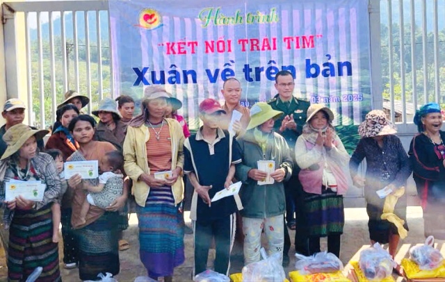 Gần 200 triệu tiền quà đến với bà con và học sinh vùng khó khăn huyện Đakarong