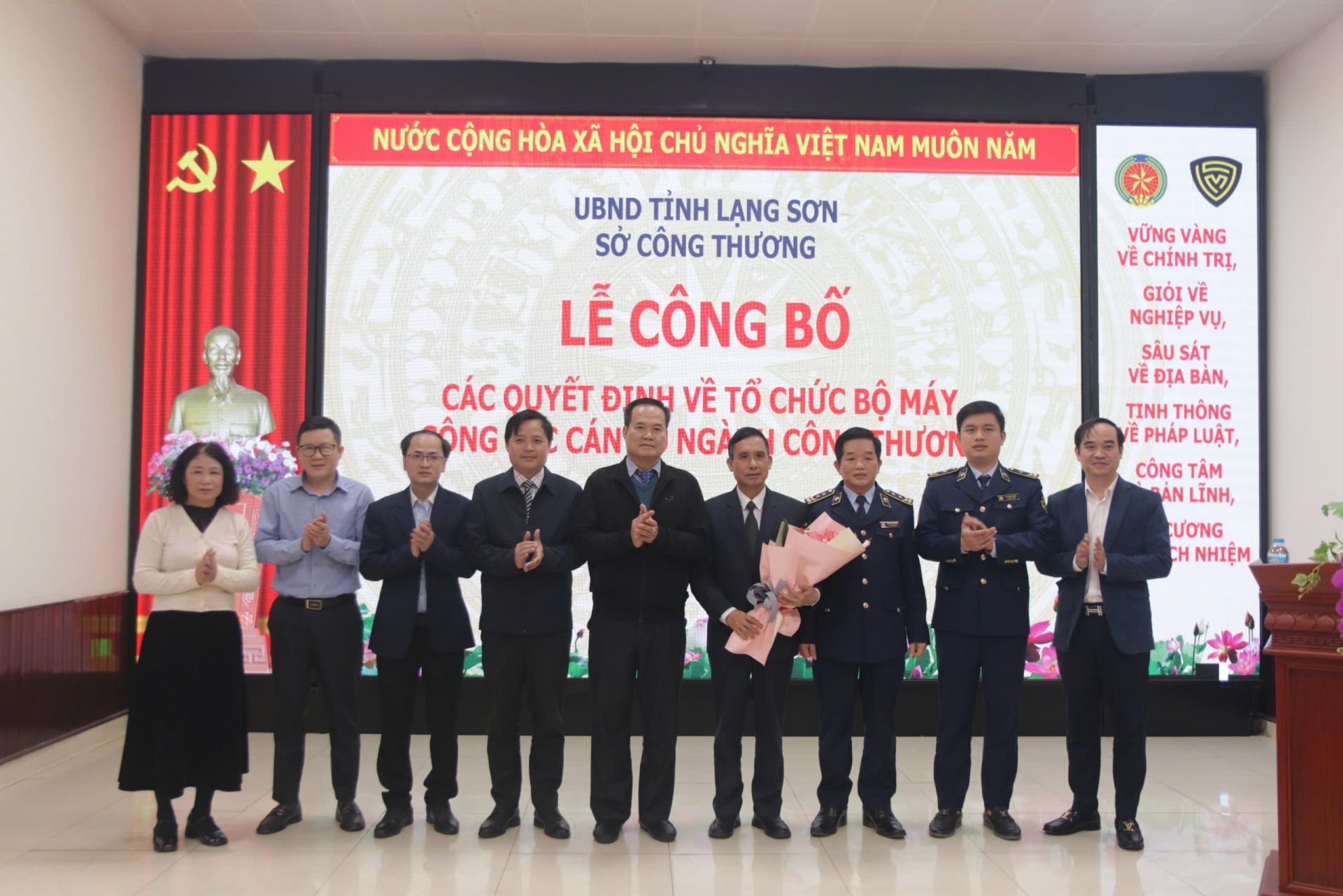 Lãnh đạo Sở Công Thương tặng hoa chúc mừng đại diện Đảng bộ Sở Công Thương