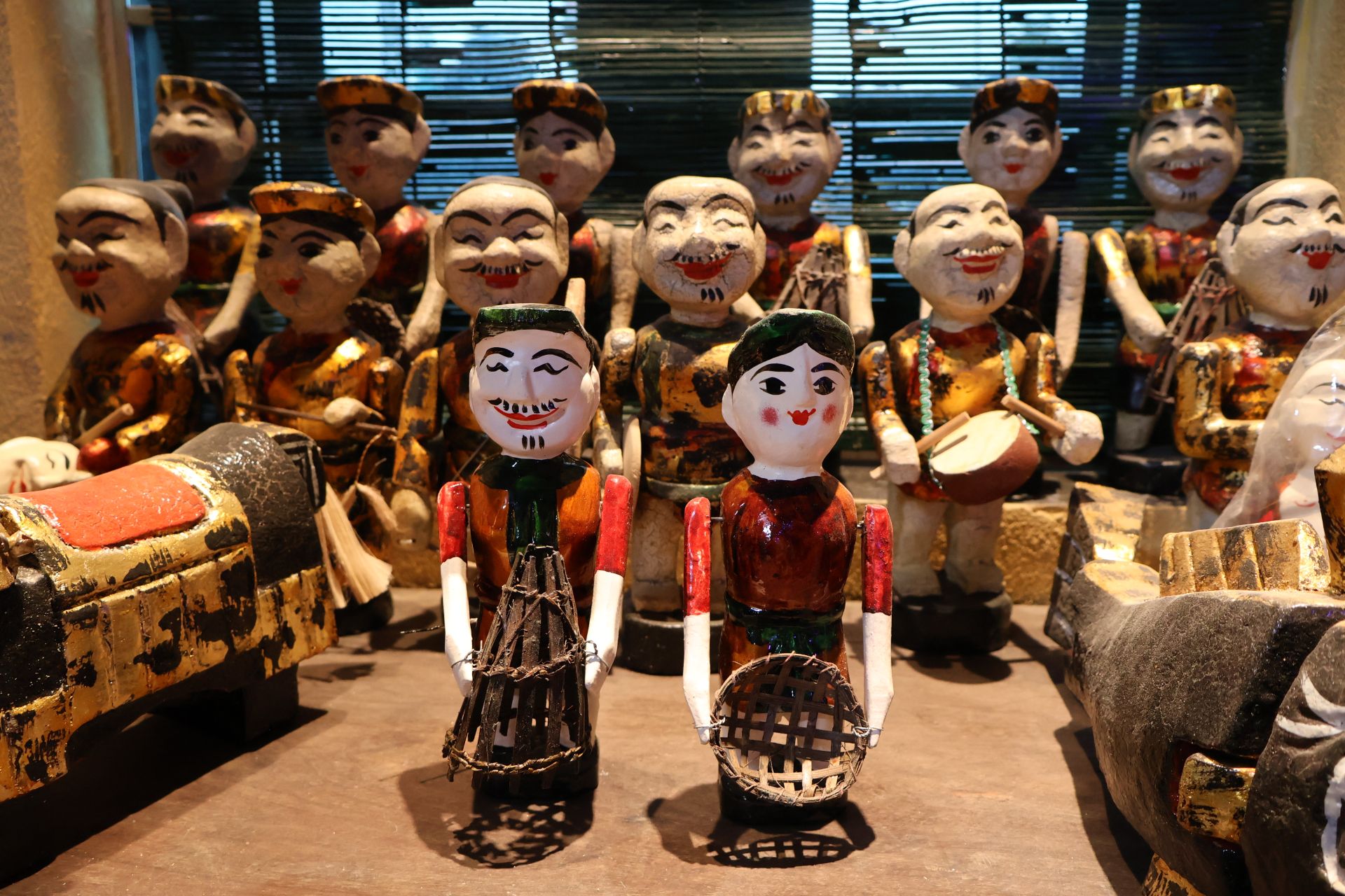 Phường rối làng Rạch có khoảng 1.000 con trò từ xưa truyền lại. Ngày nay các nghệ nhân thường diễn những tích trò đã ăn sâu vào đời sống cộng đồng.