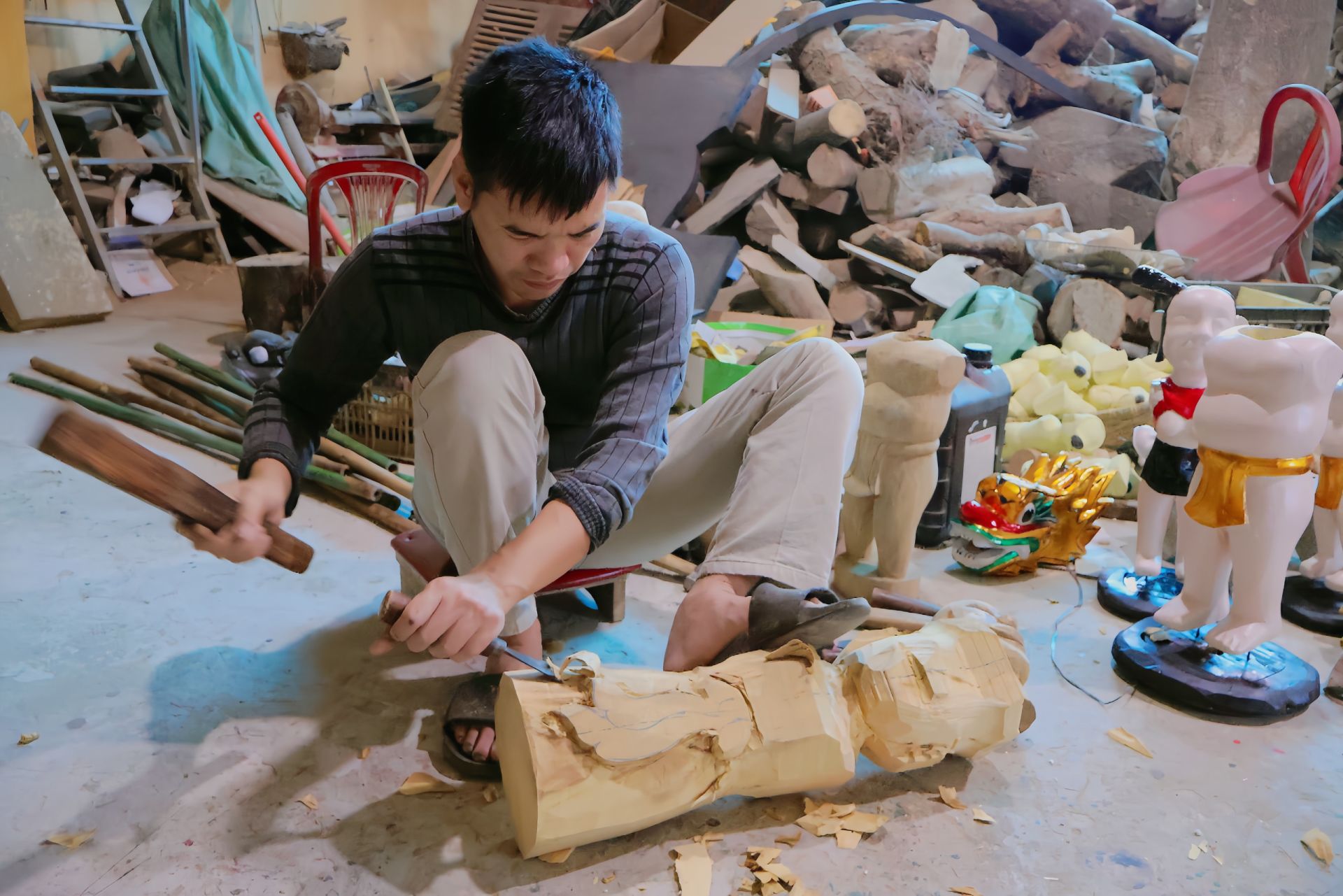 Anh Phạm Văn Phong- một thợ chế tác rối trẻ của làng nghề rối cổ.