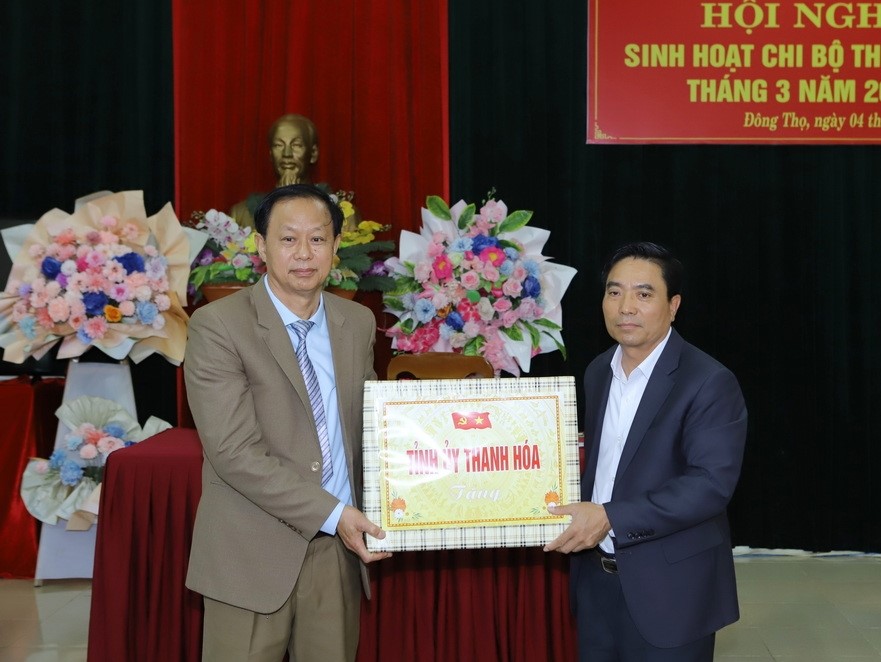 Bí thư Tỉnh ủy Nguyễn Doãn Anh tặng quà cho Chi bộ tổ dân phố Đông Bắc Ga 1.