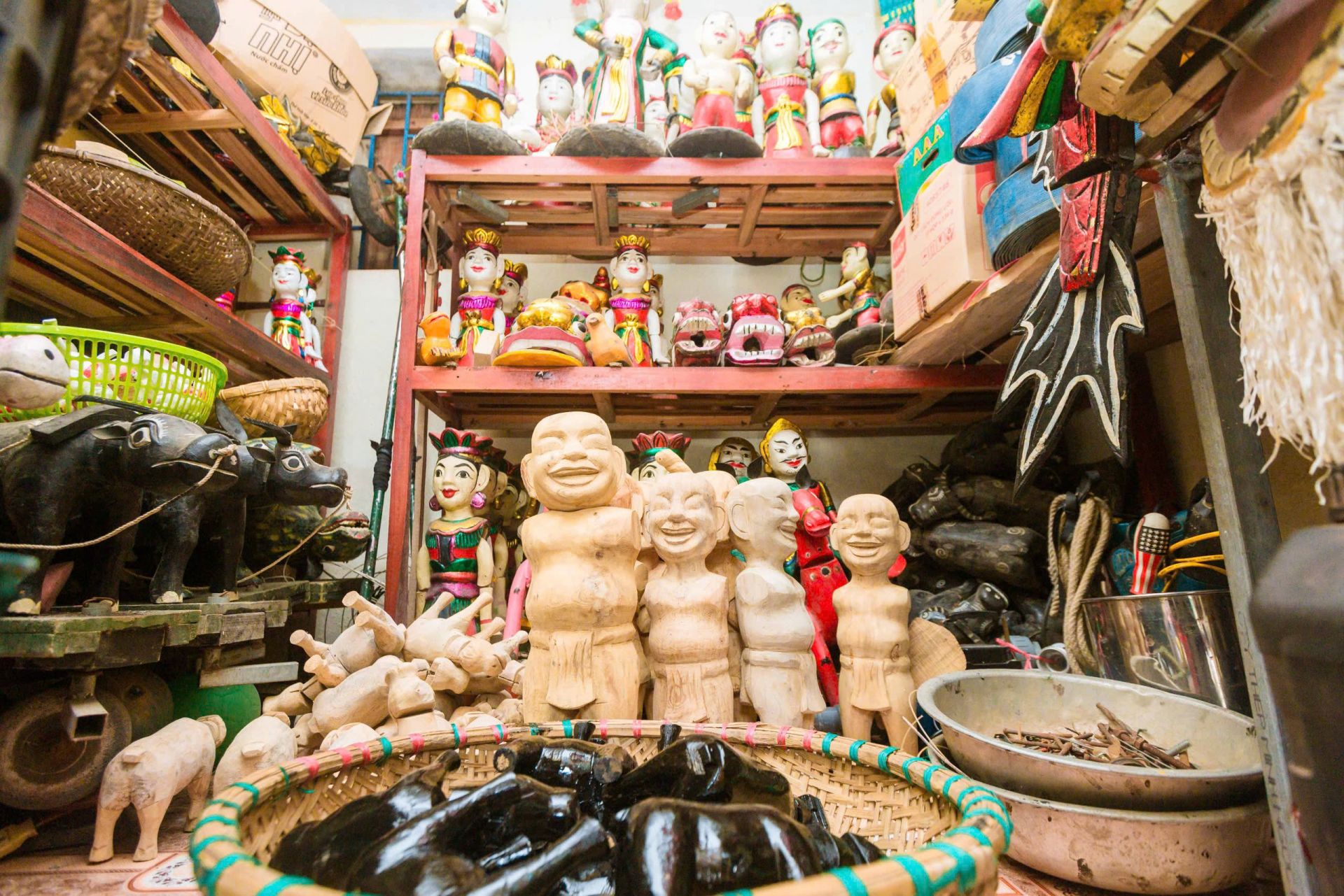 Chất liệu làm nên con rối phải là loại gỗ sung – một loại gỗ dai, nhẹ, dẻo để con rối có thể nổi trên mặt nước và người điều khiển con rối có thể dễ dàng biểu diễn.