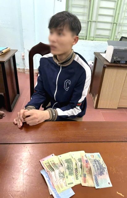 Phạm Tiến Đạt cùng tang vật Phạm Tiến Đạt cùng tang vật