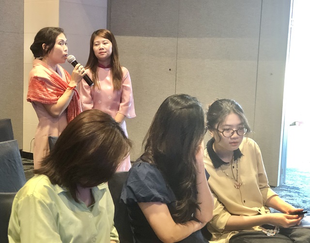 Đại diện phụ huynh (hàng sau, bên trái) đặt câu hỏi với lãnh đạo Trường Quốc Tế QSI. Ảnh: Viết Hiền Đại diện phụ huynh (hàng sau, bên trái) đặt câu hỏi với lãnh đạo Trường Quốc Tế QSI. Ảnh: Viết Hiền