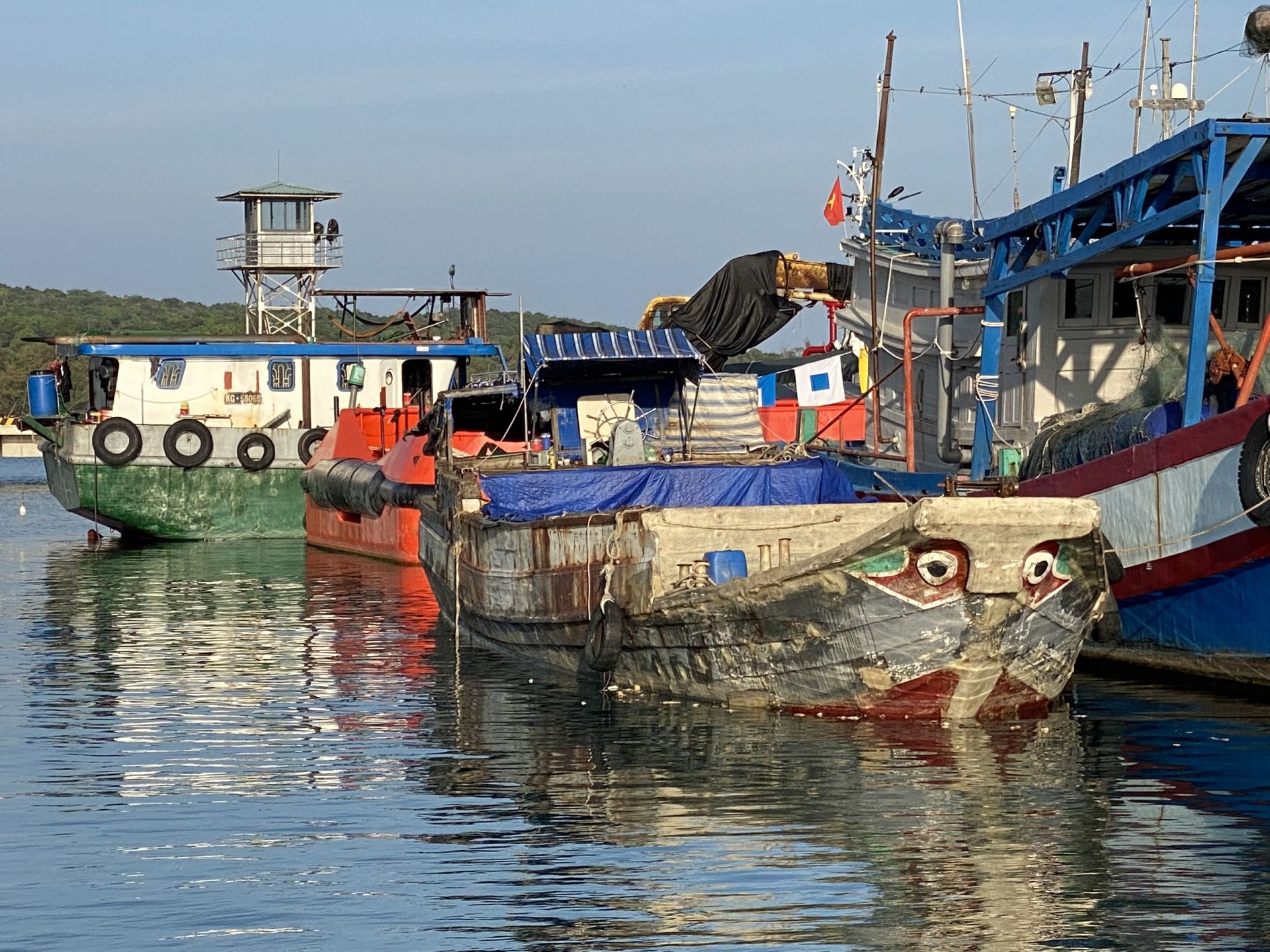 Tàu vi phạm được dẫn giải về cảng Hải đội 422, Hải đoàn 42 tại thành phố Phú Quốc, tỉnh Kiên Giang để điều tra, xử lý theo quy định của pháp luật Tàu vi phạm được dẫn giải về cảng Hải đội 422, Hải đoàn 42 tại thành phố Phú Quốc, tỉnh Kiên Giang để điều tra, xử lý theo quy định của pháp luật