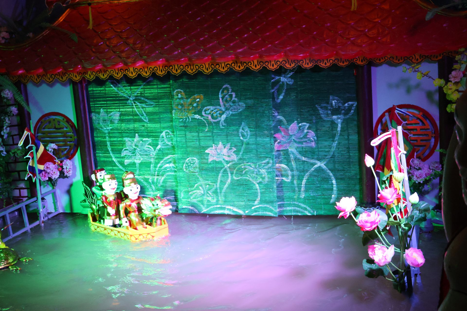 Phường rối thu nhỏ tại xưởng của nghệ nhân Phan Văn Triển là nơi trình diễn, trưng bày, trải nghiệm chi tiết về rối nước cho du khách.