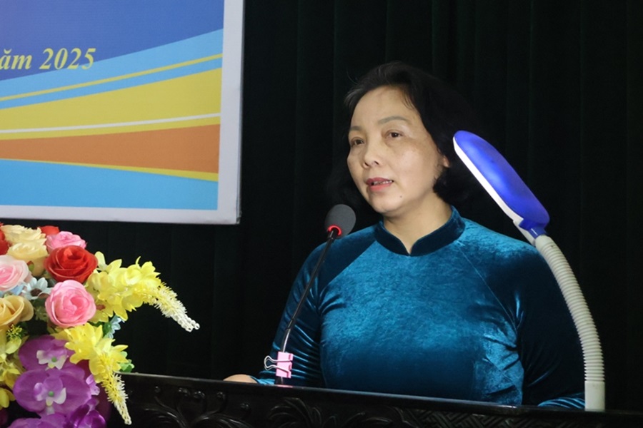 Chủ tịch Hội VHNT tỉnh Trương Thị Thương Huyền phát biểu khai mạc trại sáng tác năm 2025