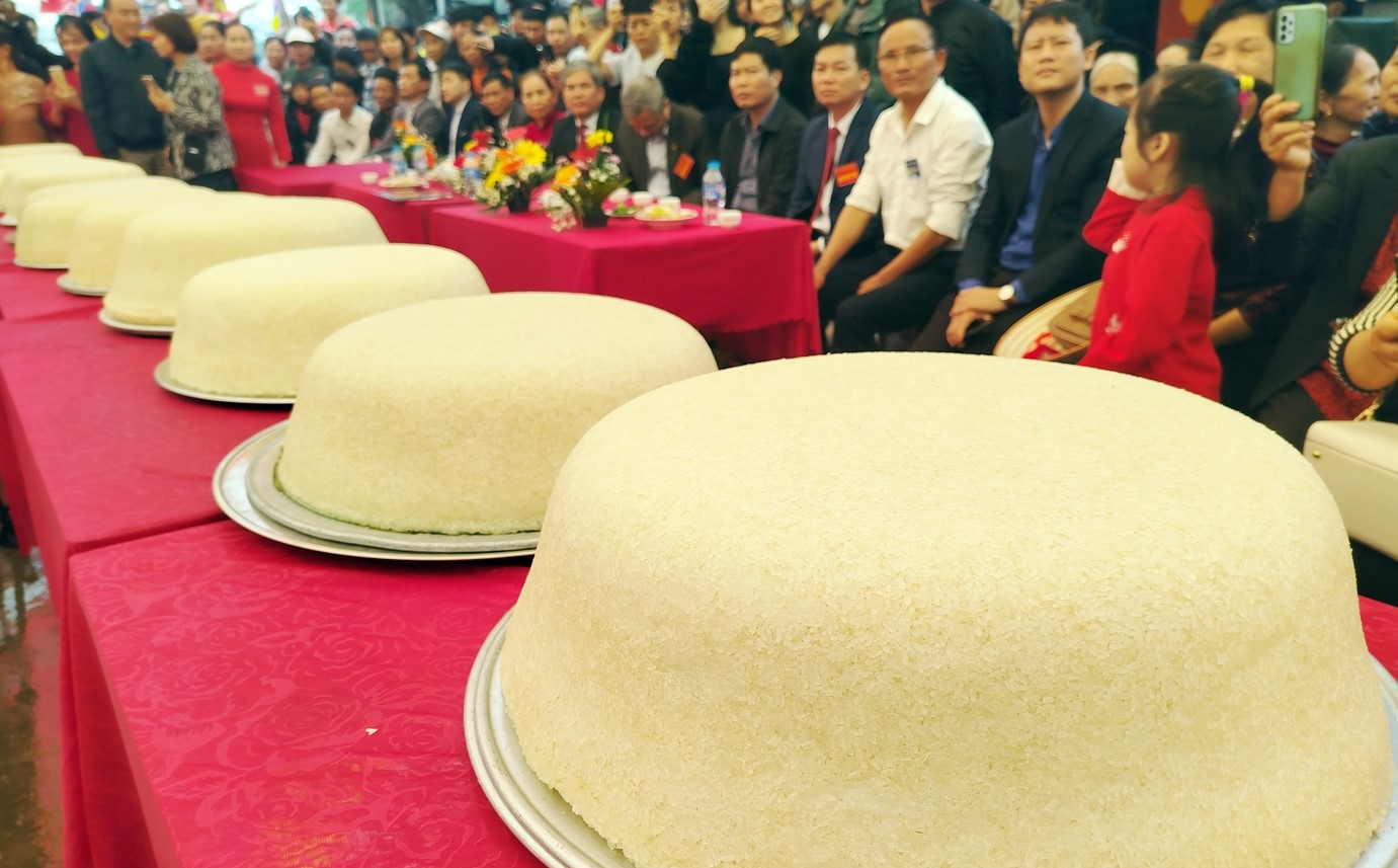 Mâm lễ xôi được đồ bằng gạo nếp cái hoa vàng dẻo thơm.