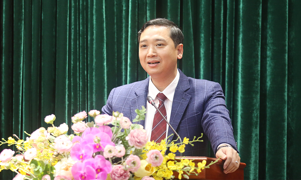 Đồng chí Nguyễn Việt Oanh, Phó Bí thư Tỉnh ủy, Chủ tịch UBND tỉnh, Bí thư Đảng ủy UBND tỉnh phát biểu giao nhiệm vụ.