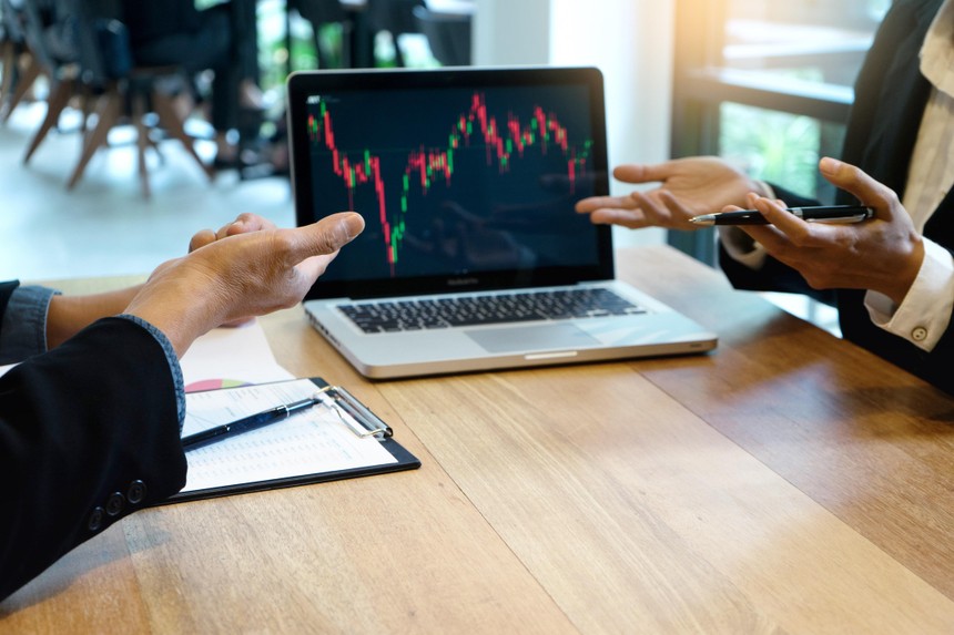 VN-Index hôm nay: Nhà đầu tư nắm giữ danh mục và quản trị rủi ro cổ phiếu. Ảnh minh họa, nguồn internet.