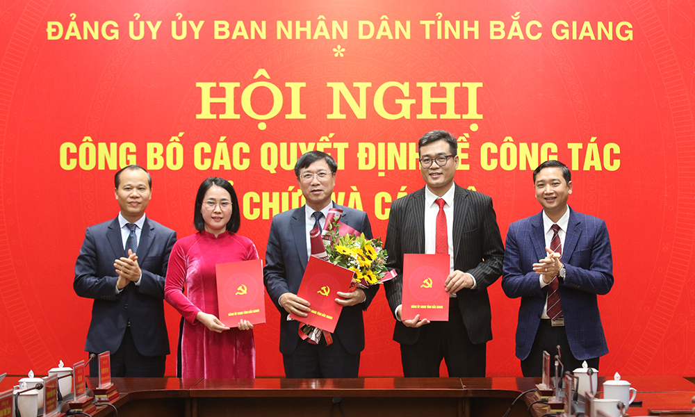 Các đồng chí: Nguyễn Việt Oanh, Mai Sơn tặng hoa trao quyết định cho các đồng chí trong Ban Tổ chức Đảng ủy.