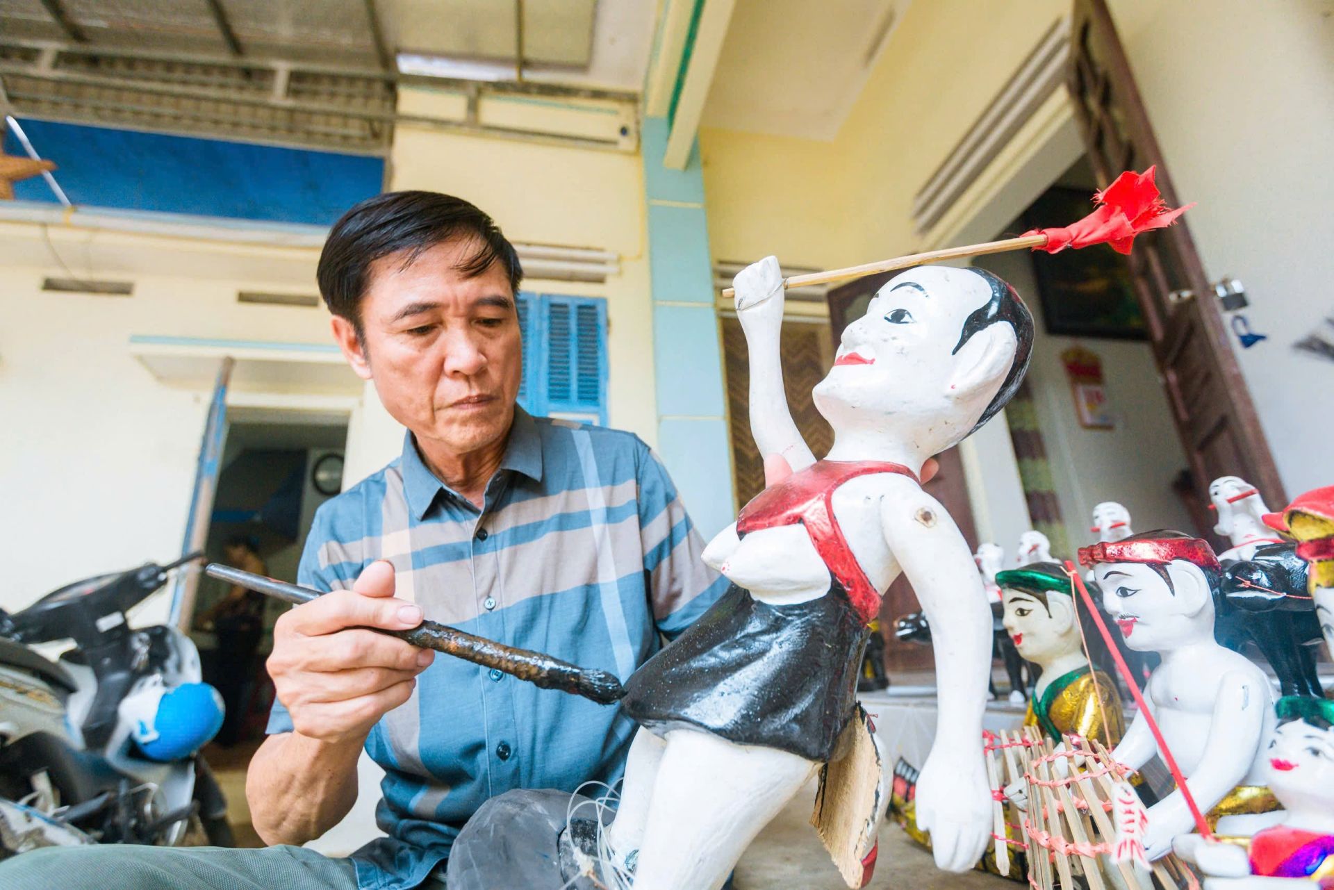 Chia sẻ về công đoạn làm rối, nghệ nhân Phan Văn Mạnh, Trưởng Đoàn rối nước tư nhân Sông Quê cho biết cần nhiều kỹ năng để tạo ra con trò hoàn hảo, mang khả năng diễn đạt phong phú.