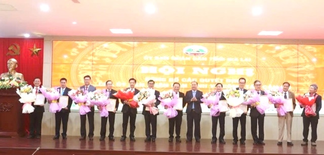 Ông Rah Lan Chung, Chủ tịch UBND tỉnh Gia Lai trao Quyết định, tặng hoa chúc mừng Giám đốc các Sở, ngành của tỉnh.