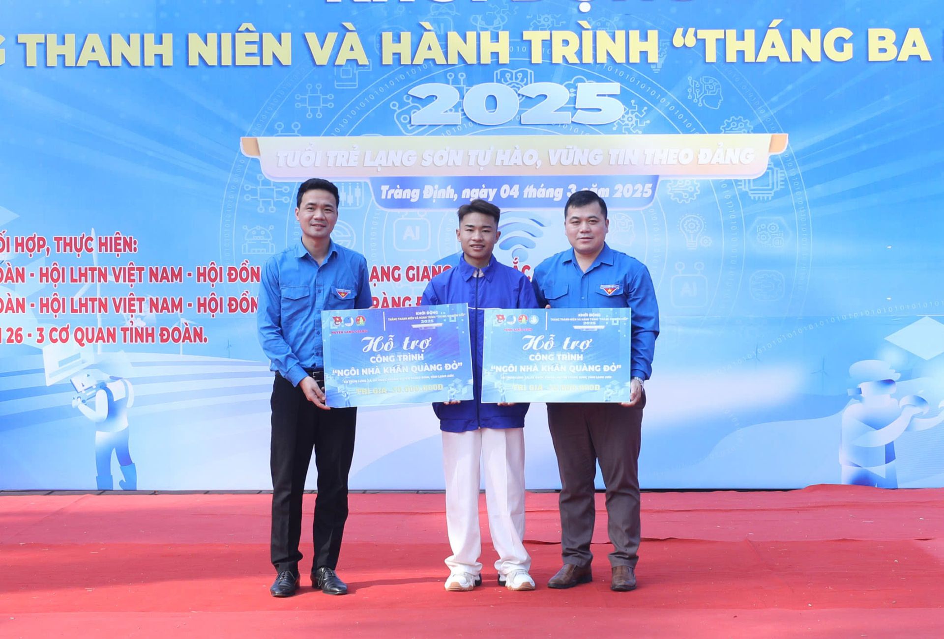 Lãnh đạo Tỉnh đoàn Lạng Sơn và lãnh đạo Huyện đoàn Lạng Giang, tỉnh Bắc Giang trao biển tượng trưng kinh phí hỗ trợ xây dựng công trình ngôi nhà khăn quàng đỏ cho đại diện xã Quốc Khánh, huyện Tràng Định, tỉnh Lạng Sơn Lãnh đạo Tỉnh đoàn Lạng Sơn và lãnh đạo Huyện đoàn Lạng Giang, tỉnh Bắc Giang trao biển tượng trưng kinh phí hỗ trợ xây dựng công trình ngôi nhà khăn quàng đỏ cho đại diện xã Quốc Khánh, huyện Tràng Định, tỉnh Lạng Sơn