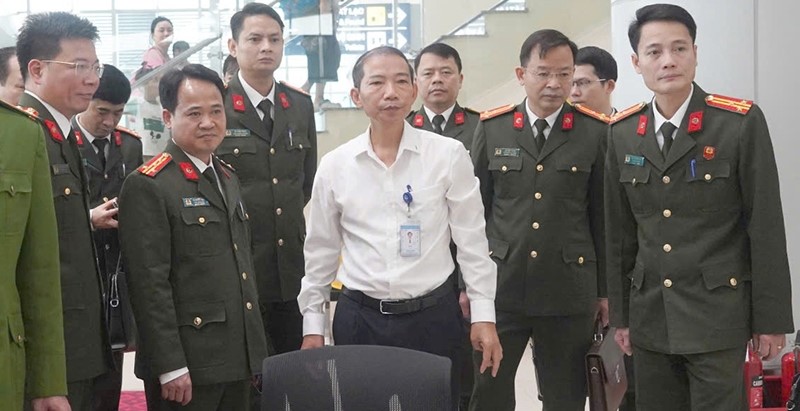Đại tá Lê Ngọc Anh, Phó Giám đốc Công an tỉnh kiểm tra thực tế tại Cảng hàng không Thọ Xuân.
