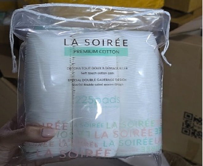 Khởi tố 2 đối tượng sản xuất bông tẩy trang giả