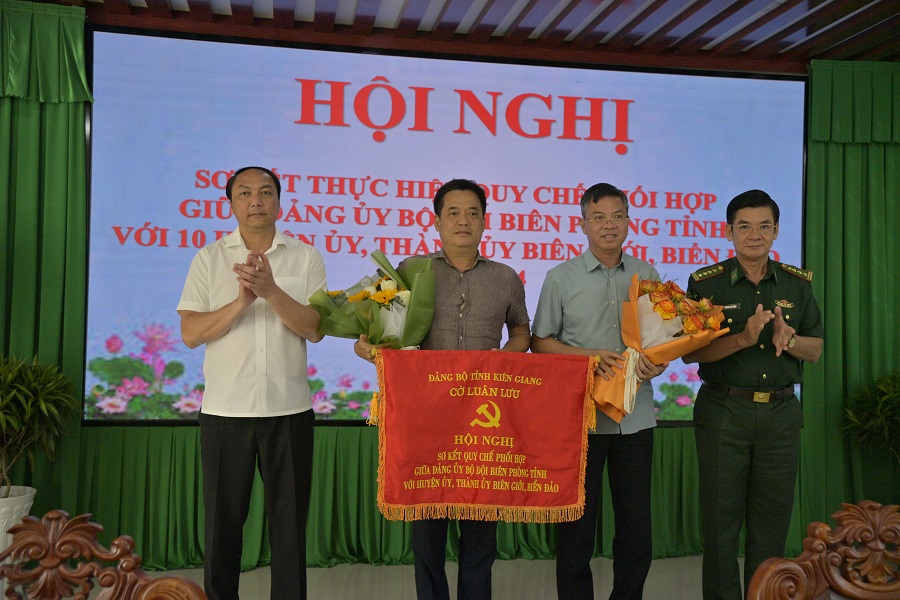 Lãnh đạo Thành ủy TP. Hà Tiên, trao cờ luân lưu chủ trì phối hợp hoạt động năm 2025 cho lãnh đạo Thành ủy TP. Phú Quốc.