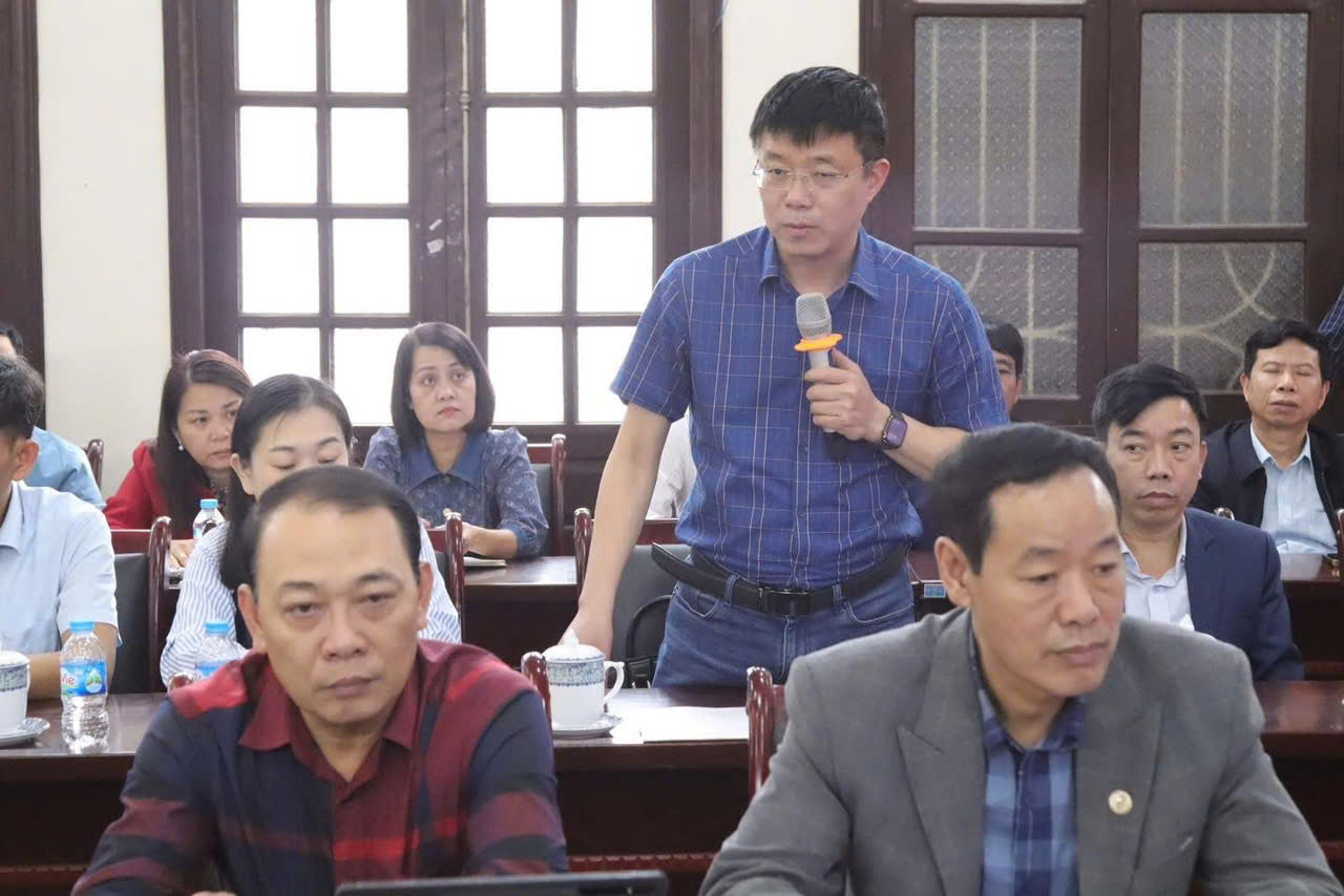 Đại diện Hiệu trưởng Trường THPT công lập phát biểu tại buổi làm việc