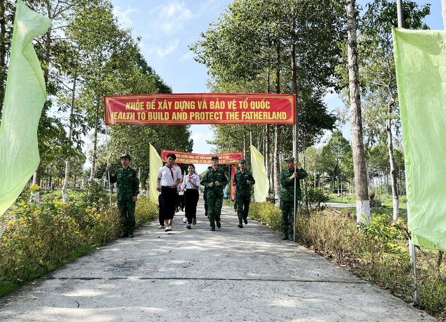 / Cán bộ, chiến sĩ Đồn Biên phòng Bến Phố và các em học sinh Trường TH&THCS Hưng Điền A tham gia “Ngày chạy thể thao quân sự” kết hợp “Ngày chạy Olympic” năm 2025