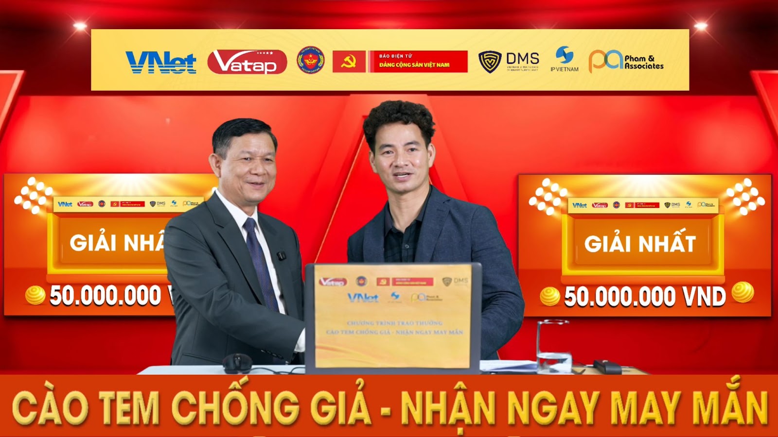 Ông Phạm Đức Thái - Vụ trưởng, Giám đốc Trung tâm thông tin và Nghiên cứu khoa học, Nhà xuất bản Chính trị quốc gia Sự thật tham gia quay thưởng tại Chương trình