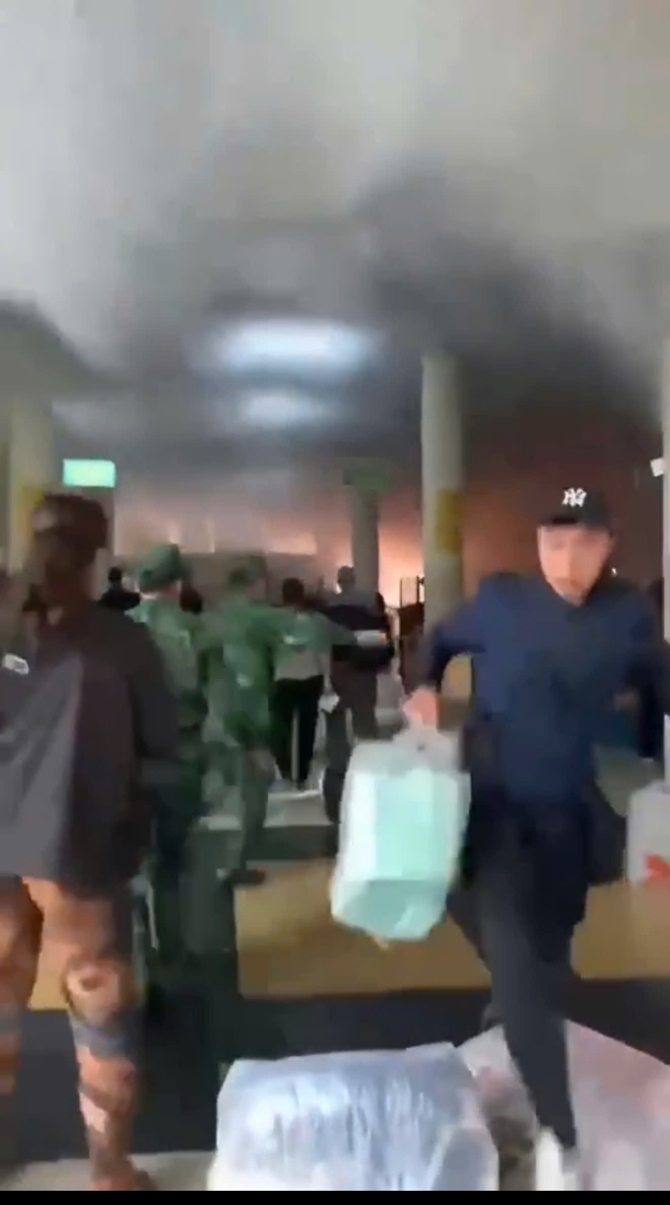 Đám cháy, gây ra cảnh hỗn loạn ở khu vực cửa khẩu. Đám cháy, gây ra cảnh hỗn loạn ở khu vực cửa khẩu.