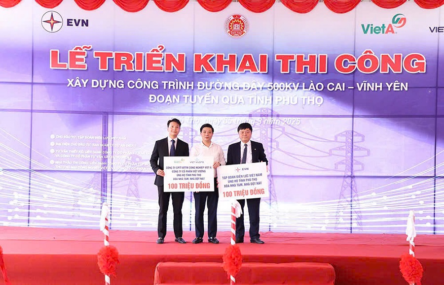 Đại diện lãnh đạo EVN và nhà thầu thi công trao hỗ trợ an sinh xã hội