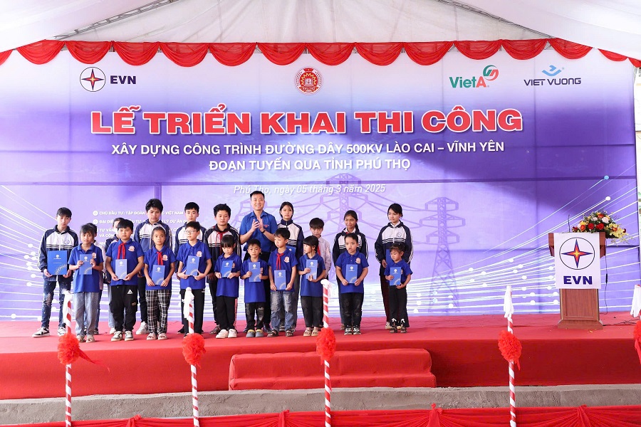 Trao quà cho trẻ em có hoàn cảnh khó khăn xã Liên Hoa, huyện Phù Ninh, Phú Thọ