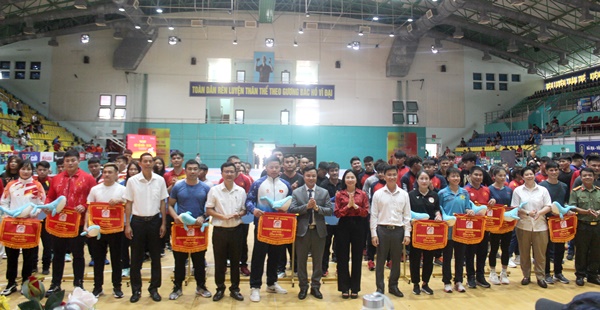 Ban tổ chức trao cờ lưu niệm cho các đoàn VĐV