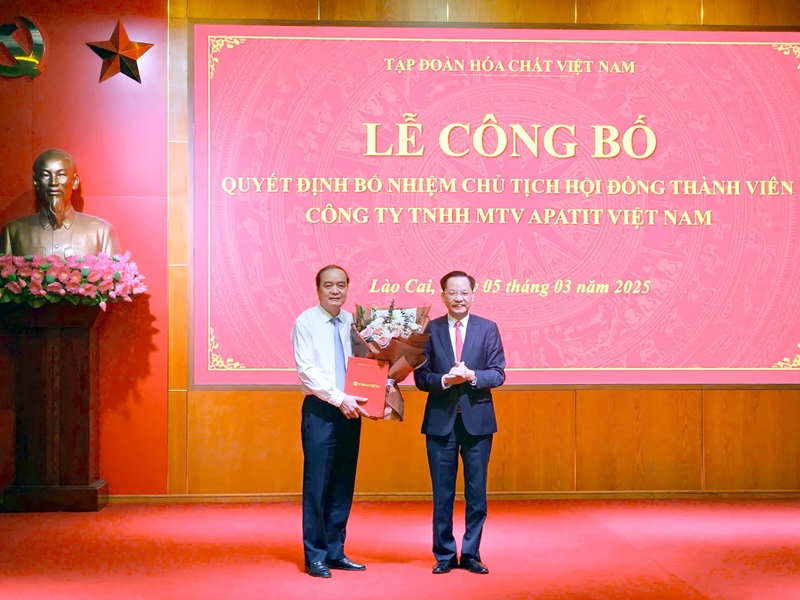 Ông Nguyễn Hữu Tú, Phó Bí thư Đảng ủy, Thành viên HĐTV, Tổng giám đốc Tập đoàn Hóa chất Việt Nam trao quyết định và chúc mừng đến ông Nguyễn Thanh Hà Ông Nguyễn Hữu Tú, Phó Bí thư Đảng ủy, Thành viên HĐTV, Tổng giám đốc Tập đoàn Hóa chất Việt Nam trao quyết định và chúc mừng đến ông Nguyễn Thanh Hà