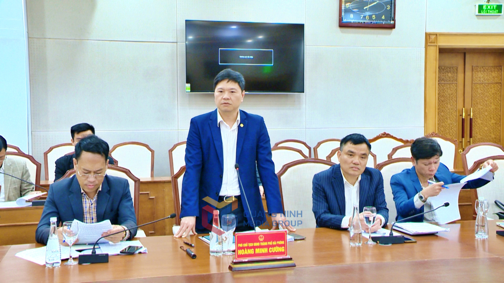 Ông Hoàng Minh Cường, Phó Chủ tịch UBND thành phố Hải Phòng phát biểu tại cuộc họp.