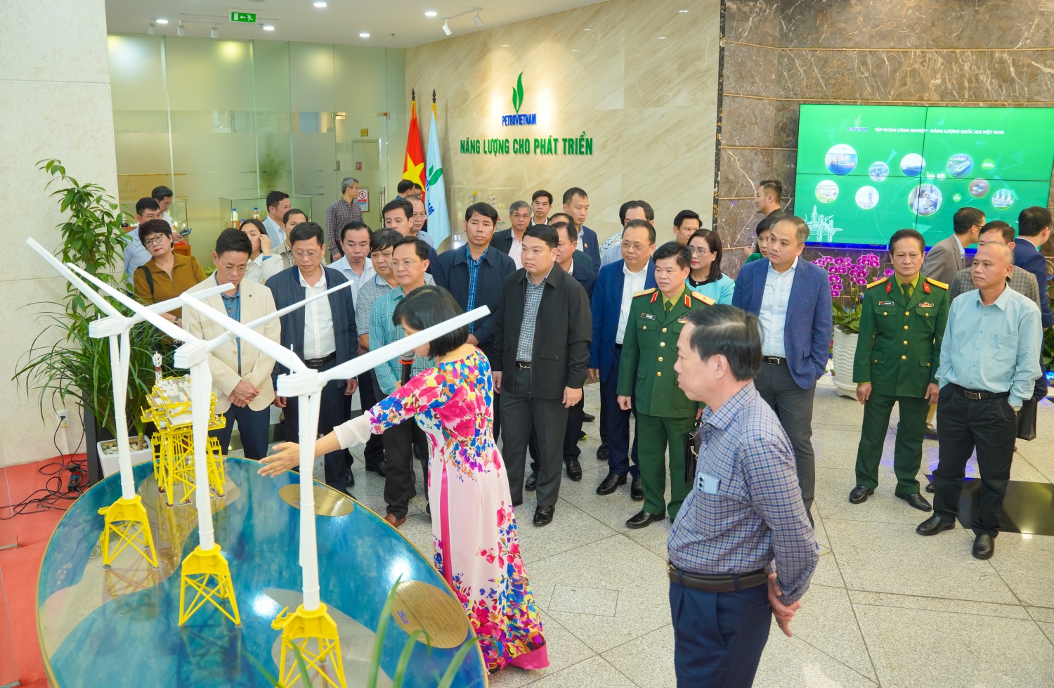 Đoàn cán bộ, học viên Học viện Quốc phòng nghe giới thiệu về các hiện vật và công trình ngành Dầu khí