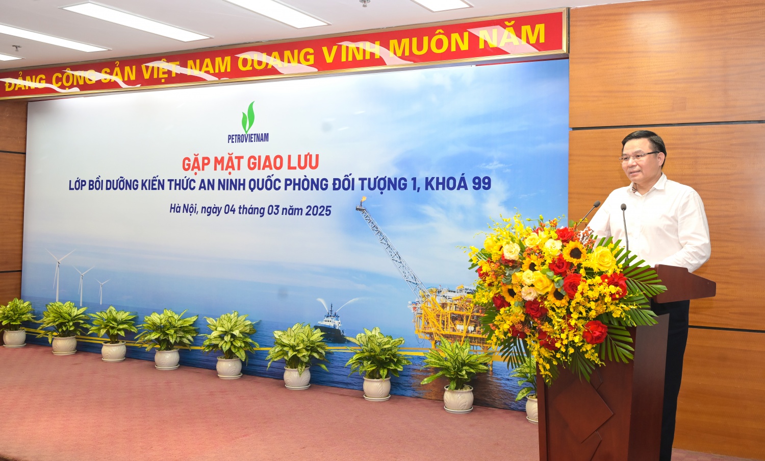 Chủ tịch HĐTV Petrovietnam Lê Mạnh Hùng chào mừng đoàn công tác Học viện Quốc phòng đến học tập, nghiên cứu thực tế tại Petrovietnam