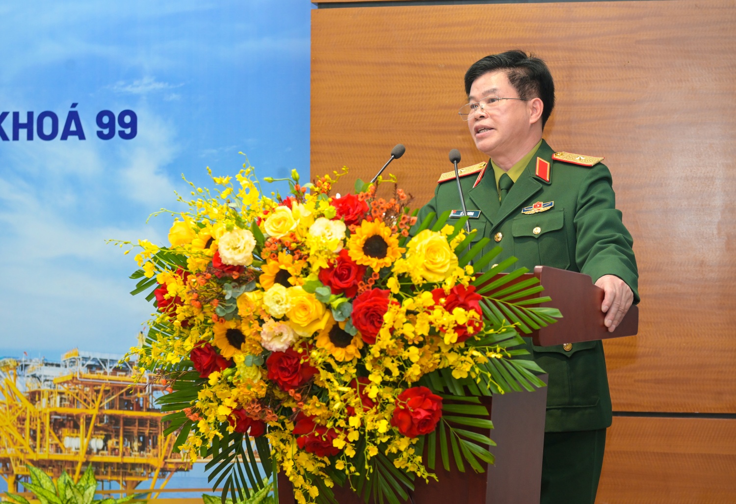 Thiếu tướng, PGS.TS Lê Kim Cương - Phó Giám đốc Học viện Quốc phòng cảm ơn Ban lãnh đạo Petrovietnam đã tạo điều kiện để lớp nghiên cứu thực tế diễn ra thành công tốt đẹp