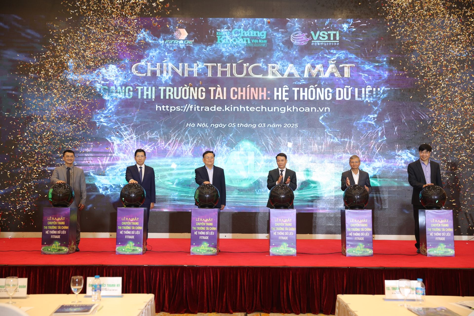 Các vị đại biểu nhấn nút chính thức ra mắt Chuyên trang Thị trường Tài chính - Hệ thống dữ liệu FITRADE