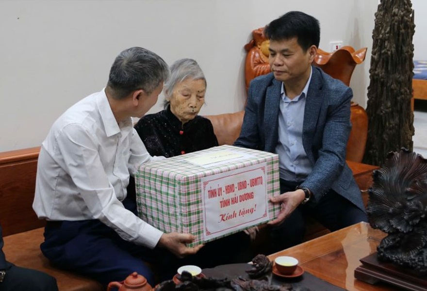 hủ tịch UBND tỉnh Hải Dương Lê Ngọc Châu tặng quà nữ cựu tù cách mạng Phạm Thị Huê tại thôn Ngọ, thị trấn Lai Cách hủ tịch UBND tỉnh Hải Dương Lê Ngọc Châu tặng quà nữ cựu tù cách mạng Phạm Thị Huê tại thôn Ngọ, thị trấn Lai Cách